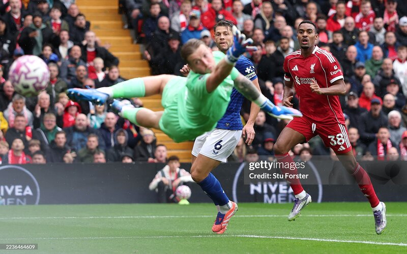 Gravenberch vừa ghi bàn cho Liverpool