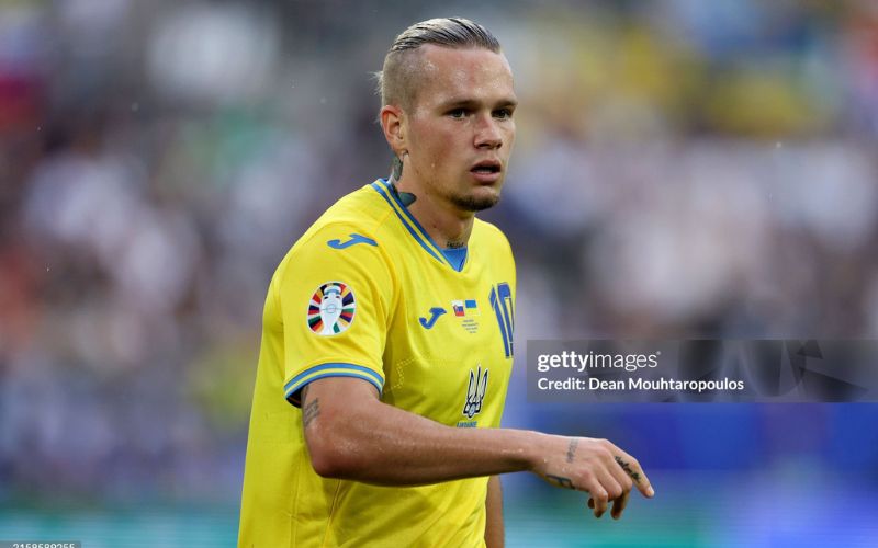 Mudryk trong màu áo tuyển Ukraine. Mudryk trong màu áo tuyển Ukraine.